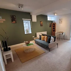 7b Lansdown Place Lane Apartment