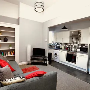 Perfect Location For Racecourse And Town Centre Apartment